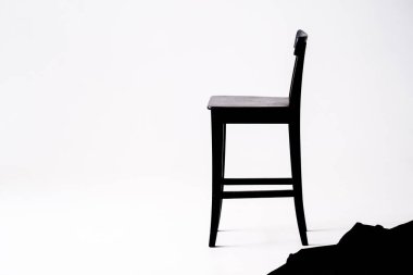 beyaz odada beyaz arka planda siyah sandalye 