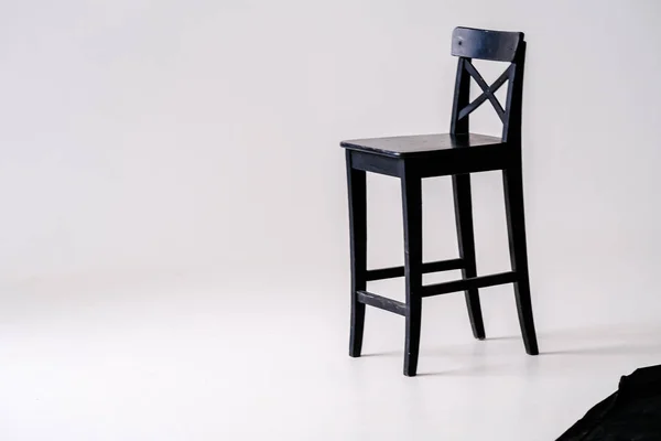 Krzesło Czarne Białym Tle Białym Pokoju — Zdjęcie stockowe