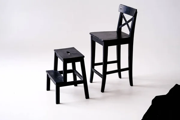 白い部屋の白い背景に黒の椅子 — ストック写真