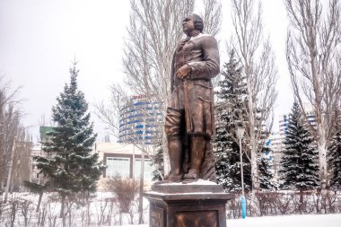 Samara, Rusya Federasyonu, Samara Üniversitesi ve Lomonosov anıt, kışın yakınındaki  