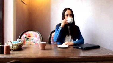 içme çay veya kahve ve o zaman tablet ile meşgul ve/veya alkollü ve içme - şarap veya brendi, kız uzun saçlı kız 