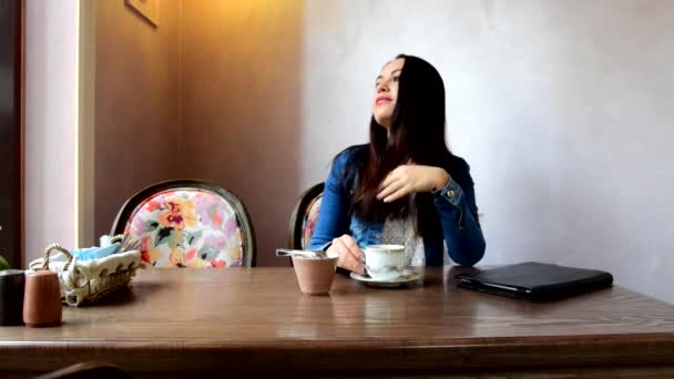 Κορίτσι Πίνει Τσάι Καφέ Και Στη Συνέχεια Που Ασχολούνται Tablet — Αρχείο Βίντεο