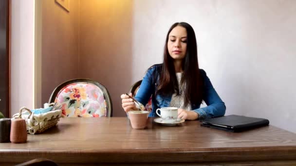 Dívka Pít Čaj Nebo Kávu Pak Vykonávající Tabletem Nebo Pití — Stock video