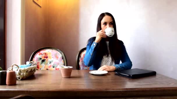 Menina Que Bebe Chá Café Logo Envolve Com Pastilha Bebida — Vídeo de Stock