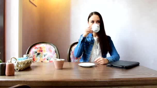 Κορίτσι Πίνει Τσάι Καφέ Και Στη Συνέχεια Που Ασχολούνται Tablet — Αρχείο Βίντεο