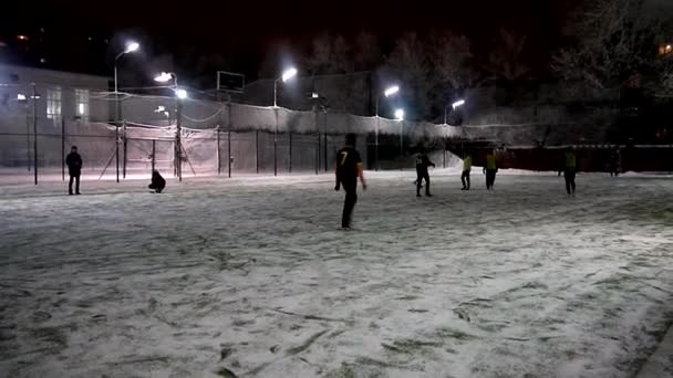 Футбол Зимой Подростки Поздно Ночью Холоде Играют Футбол — стоковое видео