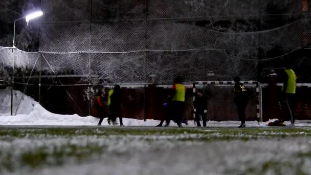 冬天的足球 青少年深夜在寒冷的踢足球 — 图库视频影像