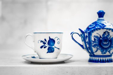 Gzhel, çay, kahve tarzında yemekler ve dekoratif öğeler boyalı 