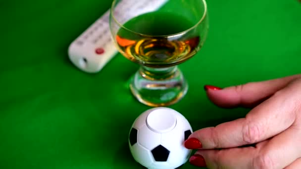 フィールドの代用としてサッカー テレビ アルコールの接続の抽象表現は 緑の布を使用 — ストック動画