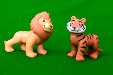  Çocuk oyuncak bir yeşil arka plan-kaplan ve / veya aslan 