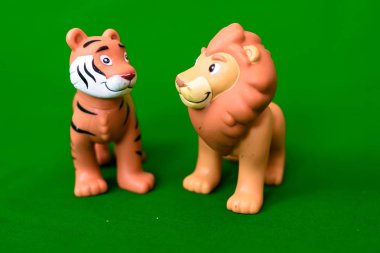  Çocuk oyuncak bir yeşil arka plan-kaplan ve / veya aslan 