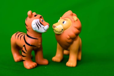  Çocuk oyuncak bir yeşil arka plan-kaplan ve / veya aslan 