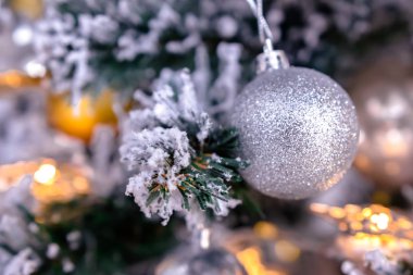 Noel ve yeni yıl tatili, Noel ağacı süsle 