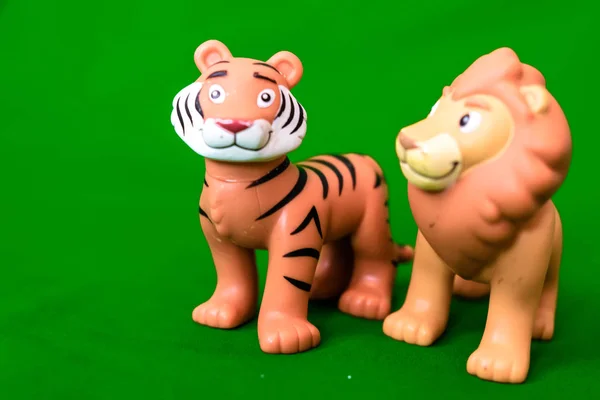 Παιχνίδι Των Παιδιών Ένα Πράσινο Φόντο Τίγρη Και Λιοντάρι — Φωτογραφία Αρχείου