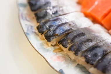 Somon veya alabalık veya yakınındaki bir tepside uskumru Somon Balık  