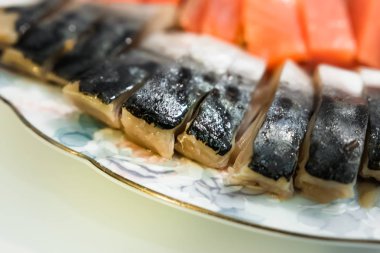 Somon veya alabalık veya yakınındaki bir tepside uskumru Somon Balık  