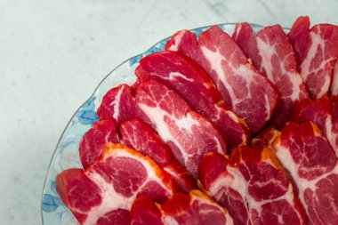 eti tabağa dilimlenmiş, bir levha ile sınır boyalı 