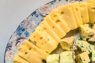 peynir ve normal peynir ya da yeşil boyalı kenarlıklı bir plaka üzerinde 