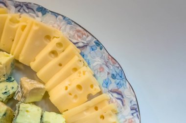 peynir ve normal peynir ya da yeşil boyalı kenarlıklı bir plaka üzerinde 