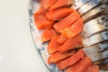 Somon veya alabalık veya yakınındaki bir tepside uskumru Somon Balık  