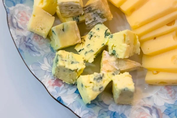 peynir ve normal peynir ya da yeşil boyalı kenarlıklı bir plaka üzerinde 