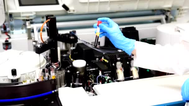 Funcionário Laboratório Considera Tubo Ensaio Com Sangue Fundo Aparelho Para — Vídeo de Stock