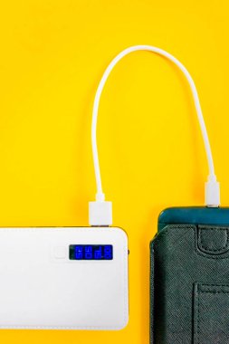 Banka veya pil güç tel smartphone veya tablet ile bağlı 