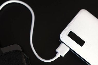 Banka veya pil güç tel smartphone veya tablet ile bağlı 