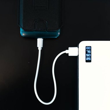 Banka veya pil güç tel smartphone veya tablet ile bağlı 