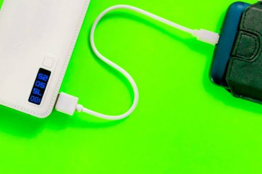 Banka veya pil güç tel smartphone veya tablet ile bağlı 