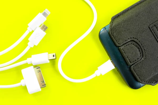 Banka veya pil güç tel smartphone veya tablet ile bağlı 