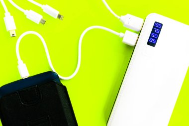 Powerbank veya pil bir akıllı telefon veya tablet kabloyla bağlanır 