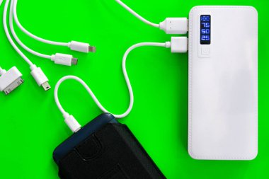 Powerbank veya pil bir akıllı telefon veya tablet kabloyla bağlanır 