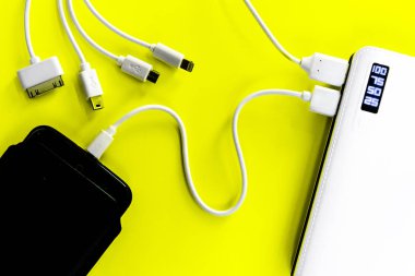 Powerbank veya pil bir akıllı telefon veya tablet kabloyla bağlanır 