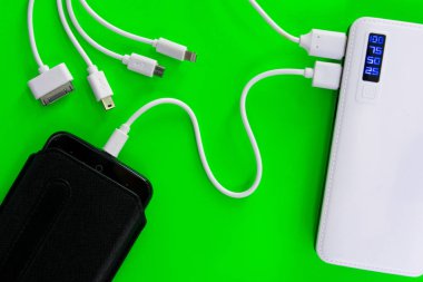 Powerbank veya pil bir akıllı telefon veya tablet kabloyla bağlanır 