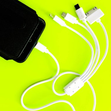 Powerbank veya pil bir akıllı telefon veya tablet kabloyla bağlanır 