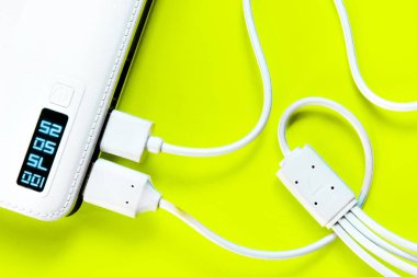 Powerbank veya pil bir akıllı telefon veya tablet kabloyla bağlanır 