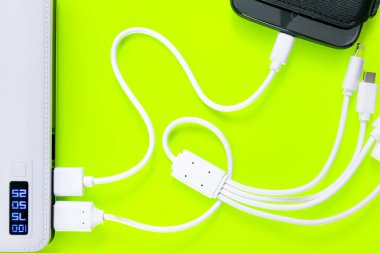 Powerbank veya pil bir akıllı telefon veya tablet kabloyla bağlanır 