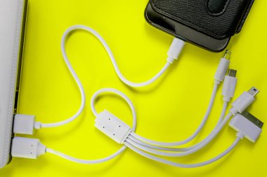Powerbank veya pil bir akıllı telefon veya tablet kabloyla bağlanır 