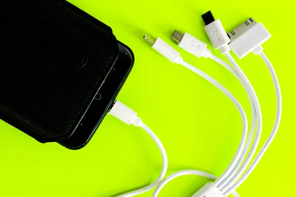Powerbank Batería Está Conectada Por Cable Con Teléfono Inteligente Tableta — Foto de Stock