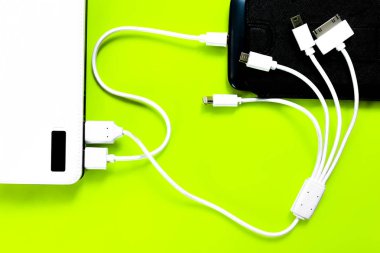Powerbank veya pil bir akıllı telefon veya tablet kabloyla bağlanır 