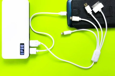Powerbank veya pil bir akıllı telefon veya tablet kabloyla bağlanır 