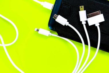 Powerbank veya pil bir akıllı telefon veya tablet kabloyla bağlanır 