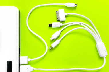 Powerbank veya pil bir akıllı telefon veya tablet kabloyla bağlanır 