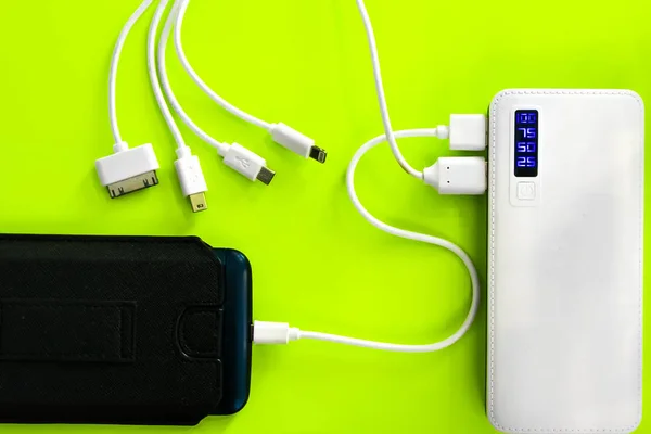 Powerbank Lub Bateria Jest Podłączony Przewodowo Smartfonu Lub Tabletu — Zdjęcie stockowe