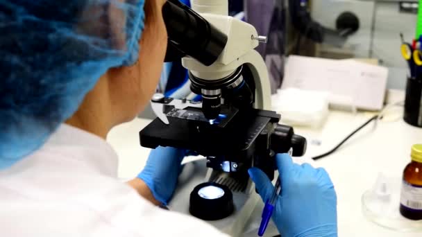 Laboratorio Médico Con Perfil Hematológico Investigación Con Microscopio — Vídeos de Stock