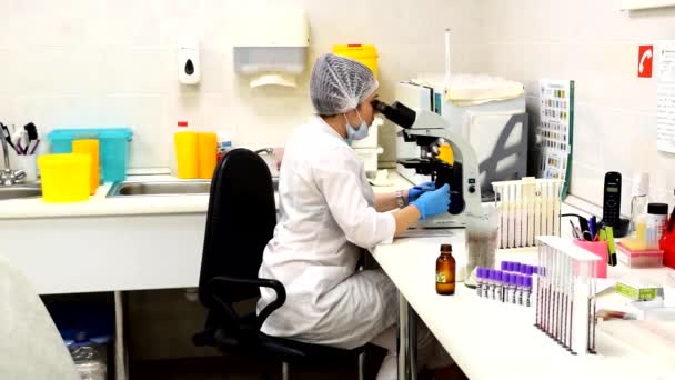 Laboratório Médico Com Perfil Hematológico Pesquisa Com Microscópio — Vídeo de Stock