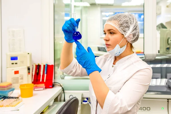 mikrobiyolojik veya kimyasal laboratuvar laboratuvar tüpü içeriğini denetler. 