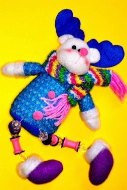 parlak bir arka plan üzerinde el yapımı oyuncak ayı 