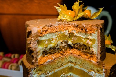 kek meyve jöle ile doldurulmuş katmanlı 